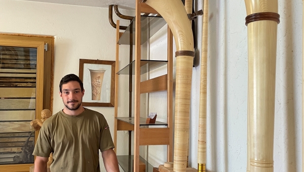 A seulement 30 ans, il est l'un des derniers fabricants de cors des Alpes en Suisse Romande 