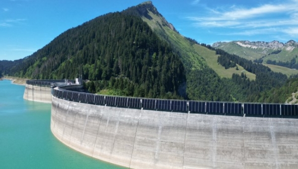 Le couronnement du barrage de l'Hongrin possède désormais ses panneaux solaires 
