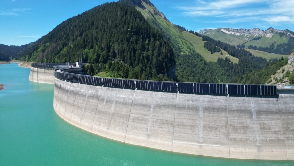 Le barrage de l'Hongrin exploite désormais aussi le soleil