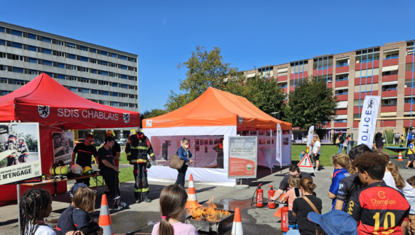 Pompiers, policiers et ambulanciers à la rencontre des habitants de la Planchette à Aigle