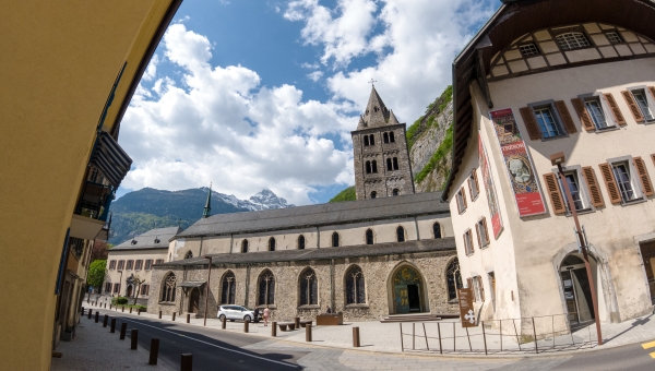 Abus à l’Abbaye de Saint-Maurice : un rapport accablant dévoilé à Fribourg