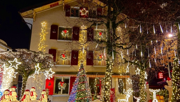Château-d'Oex : un jeune Damounais rallume la magie de Noël avec un grand spectacle lumineux 