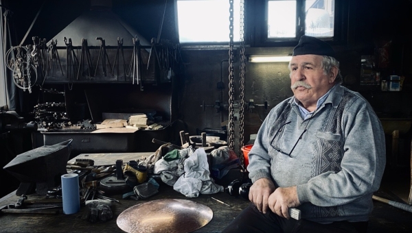 Château-d'Oex: à 76 ans, le dernier maître chaudronnier de Suisse romande passe le flambeau