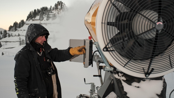 La magie de la neige en station créée par un nivoculteur
