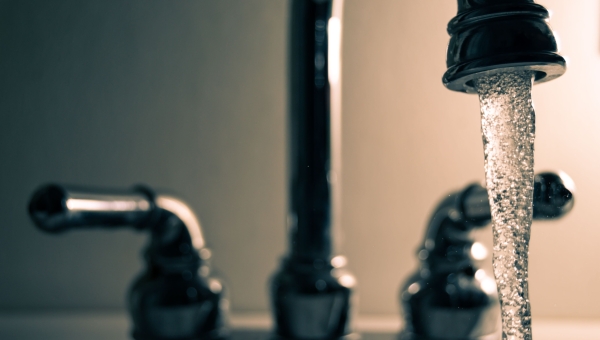 Excédé par le mauvais goût qui imprègne son eau du robinet, Ollon sort les grands moyens