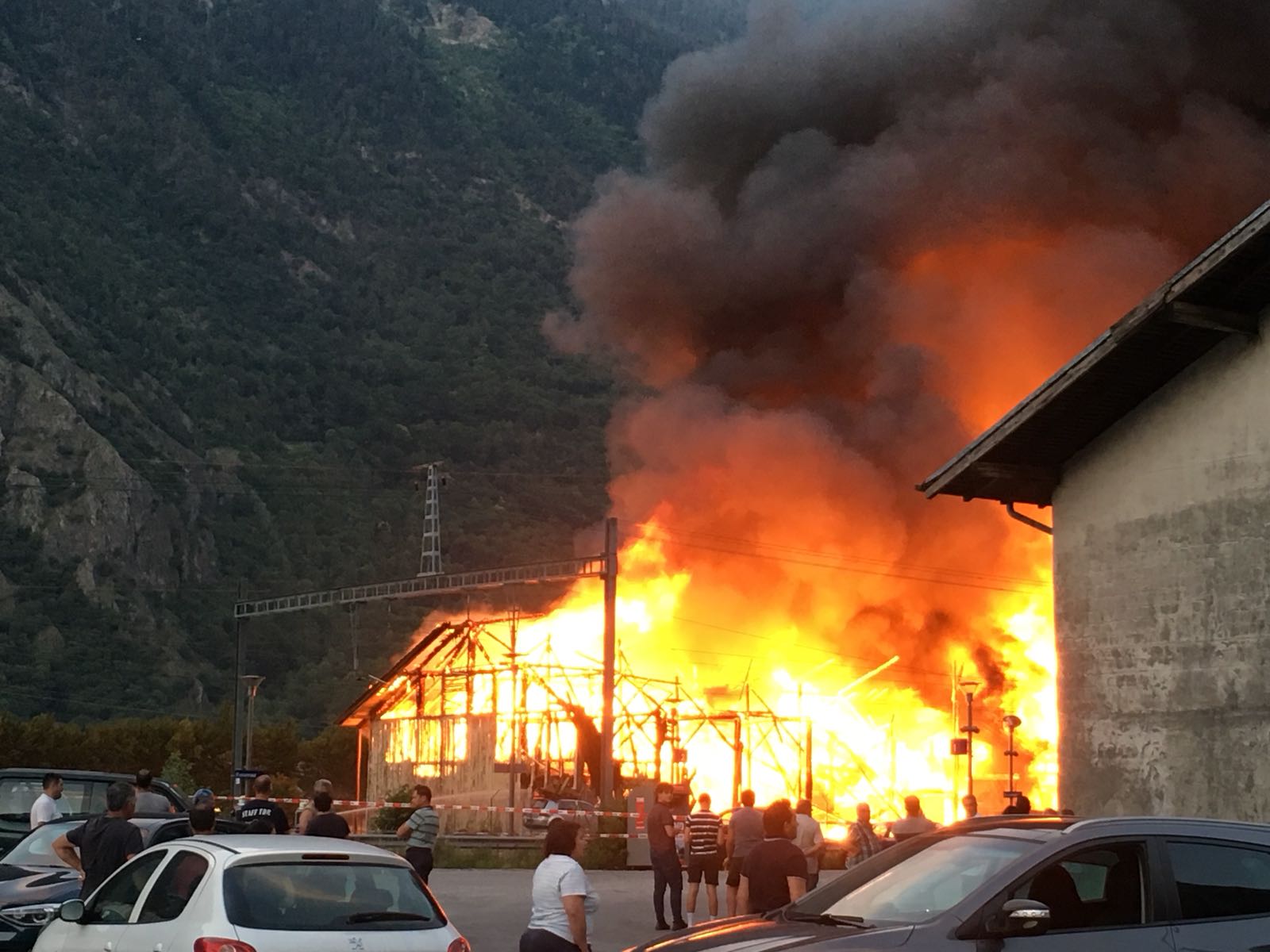 Evionnaz: deux hangars partent en fumée