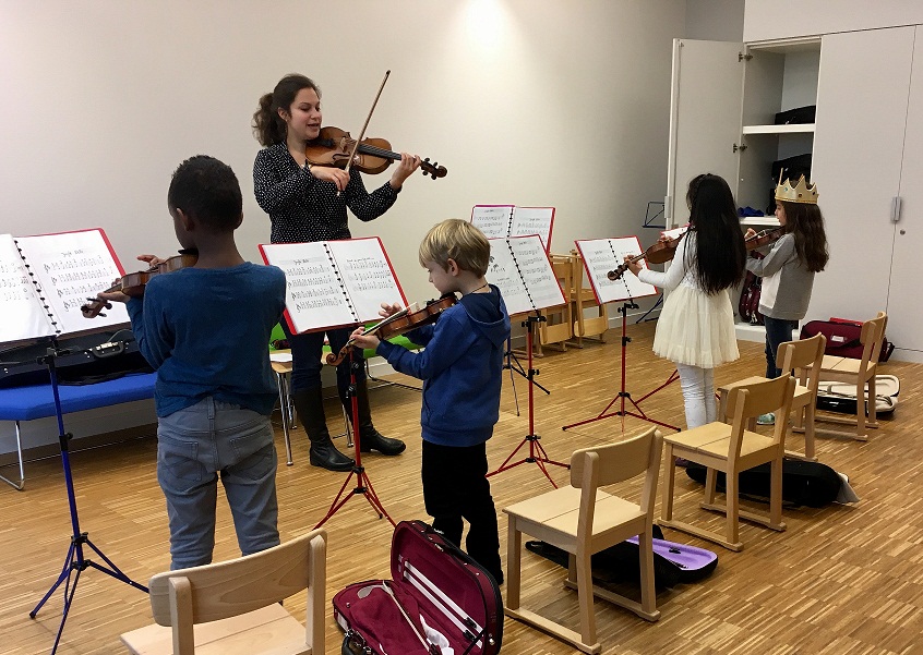 Des élèves montheysans sont initiés au violon