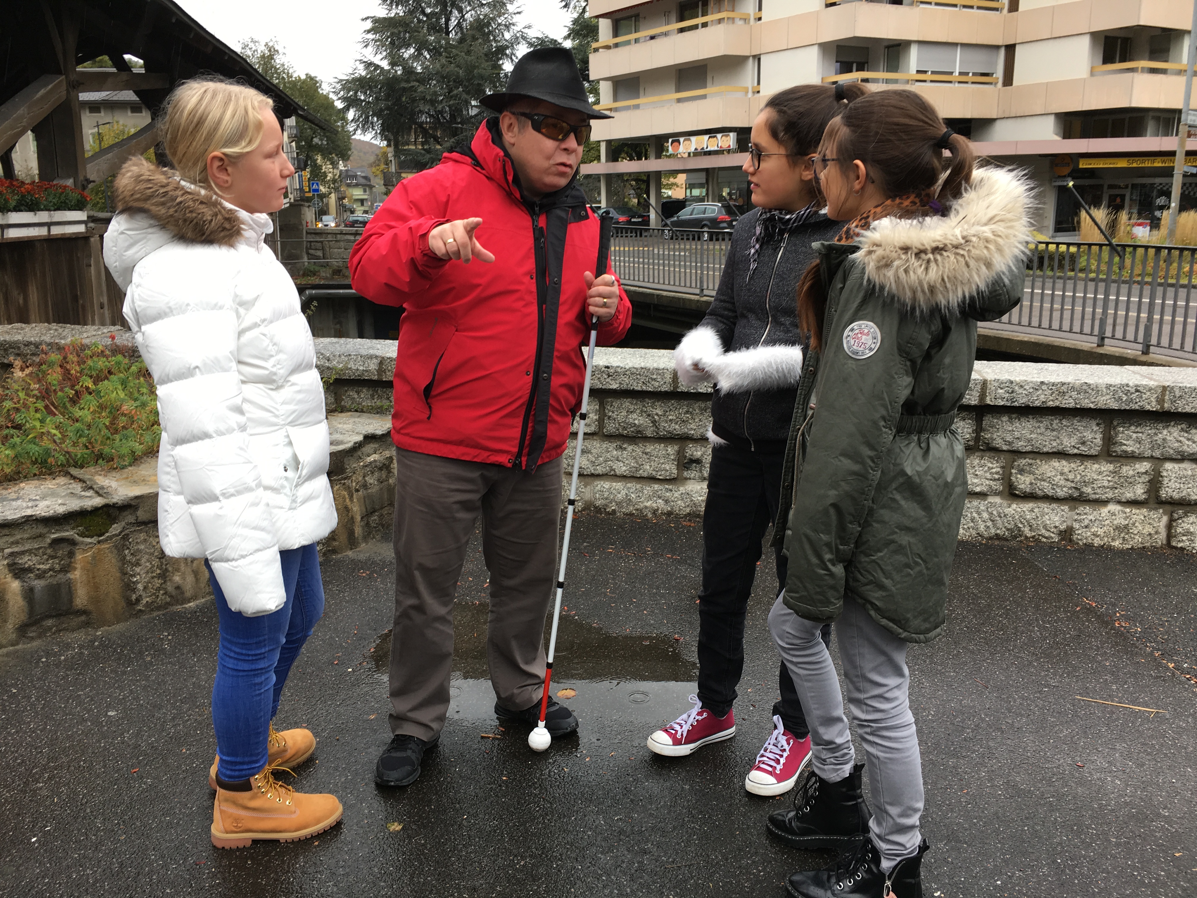 Monthey: une classe de primaire partage le quotidien de personnes aveugles et malvoyantes le temps d'une matinée