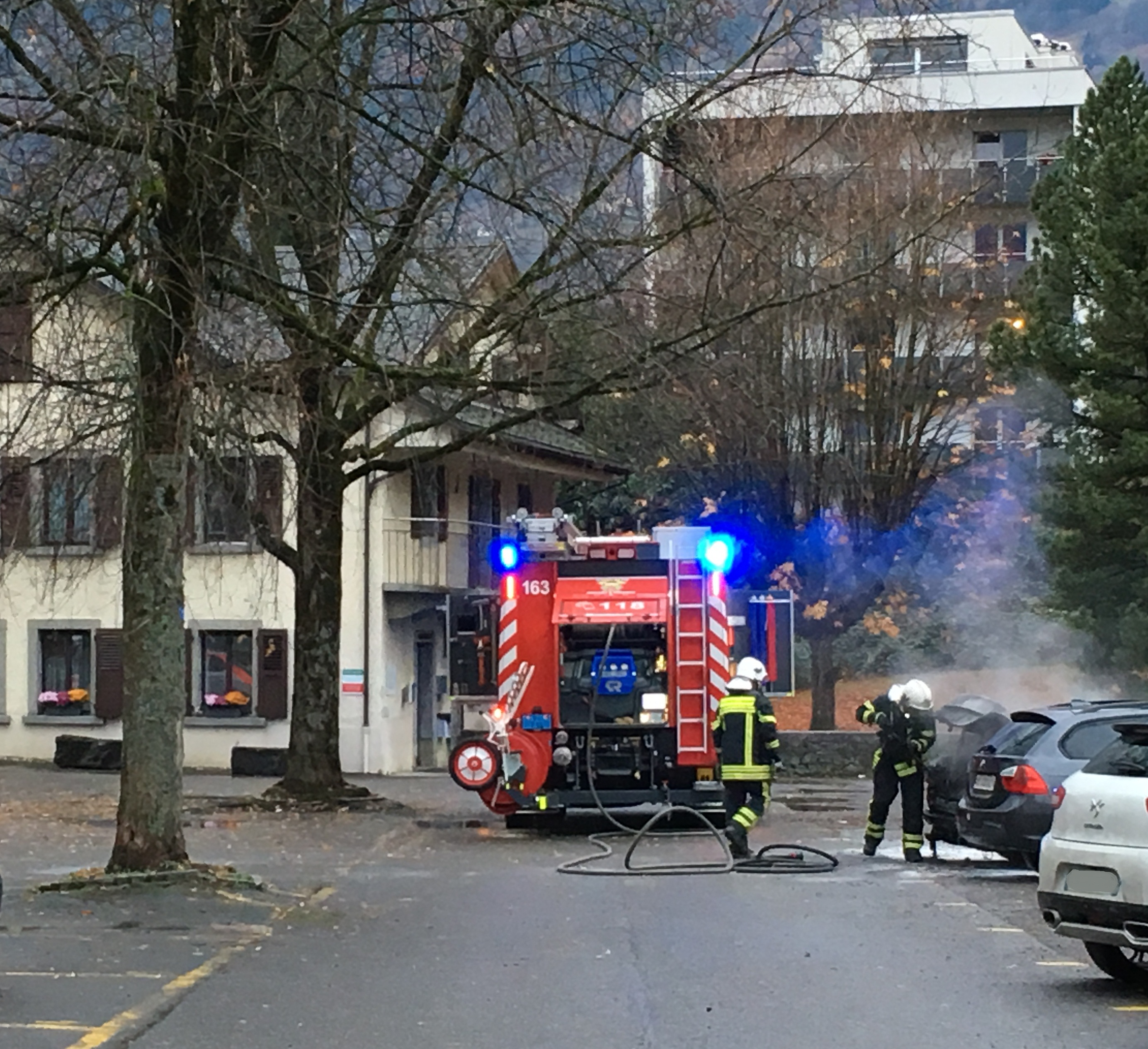 Les pompiers montheysans sont intervenus pour éteindre un véhicule qui a pris feu cet après-midi