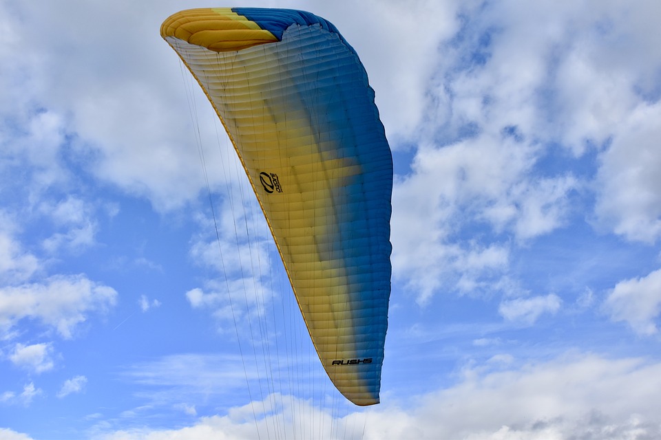 Un parapente a terminé son vol sur le câble d'un télésiège dans le Haut-Valais