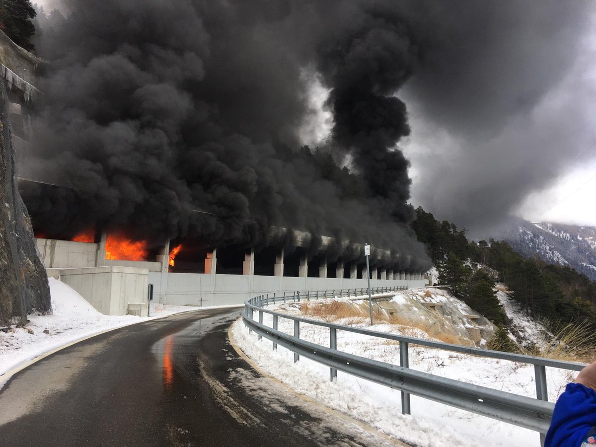 Valais: un car en feu provoque la fermeture de la route du Simplon