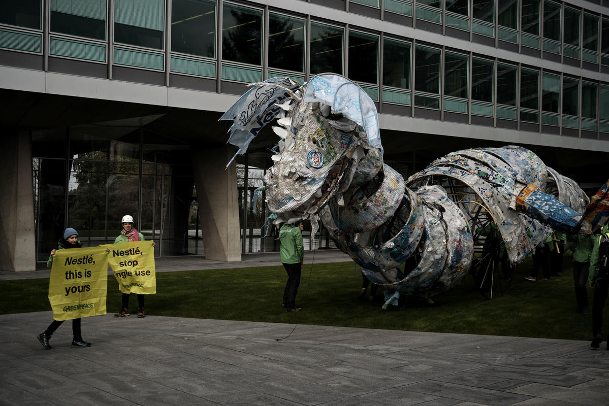 Un monstre de plastique s'est invité au siège de Nestlé