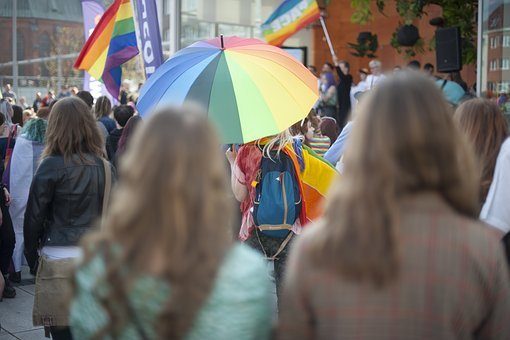 Les élus de 13 cantons demandent un état des lieux des aggressions contre les communautés LGBTI