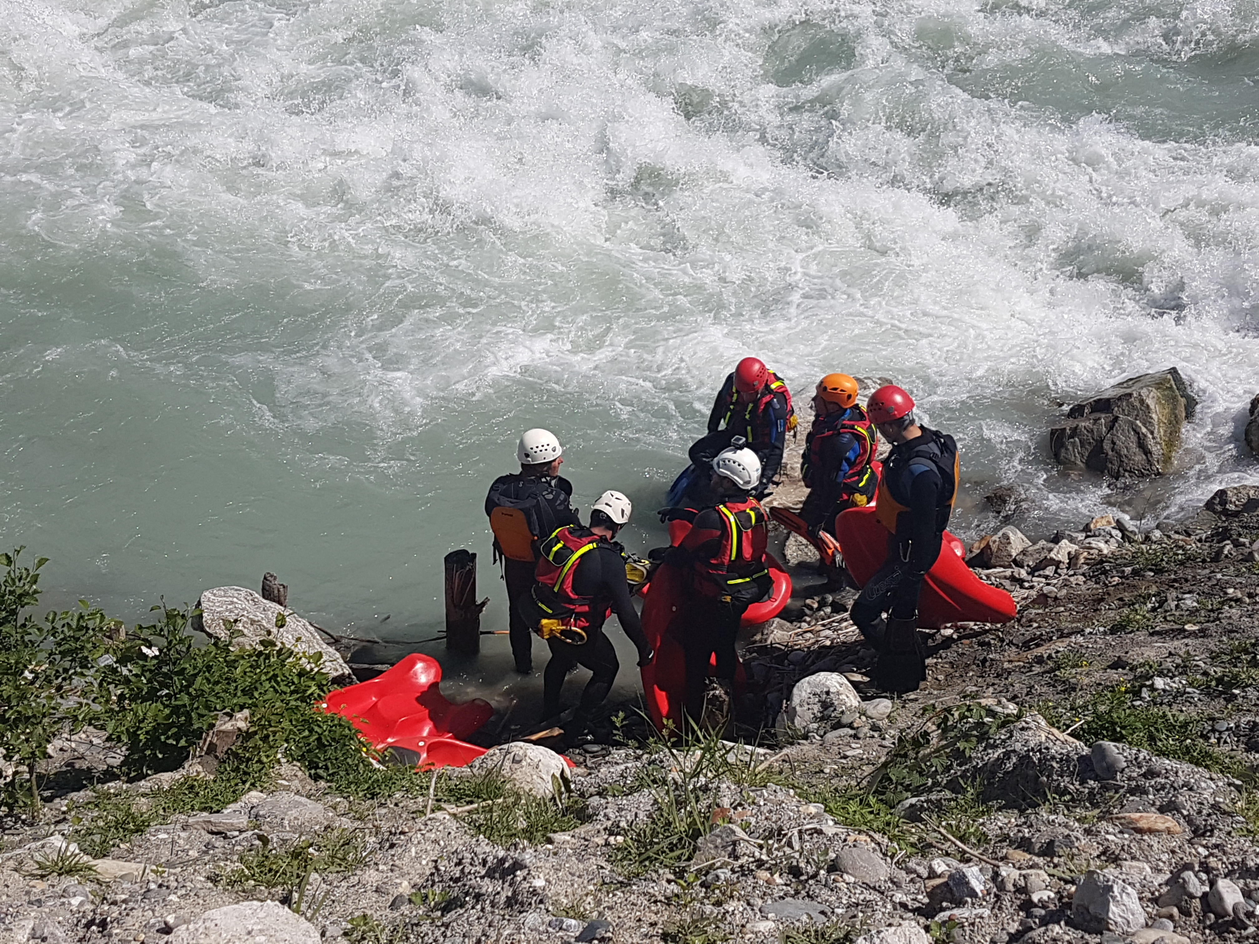 Les plongeurs de l'Association valaisanne des sauvetages aquatiques en action dans la région de Martigny