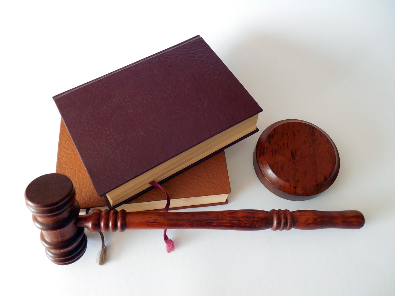Débouté par la justice, Christophe Darbellay porte plainte