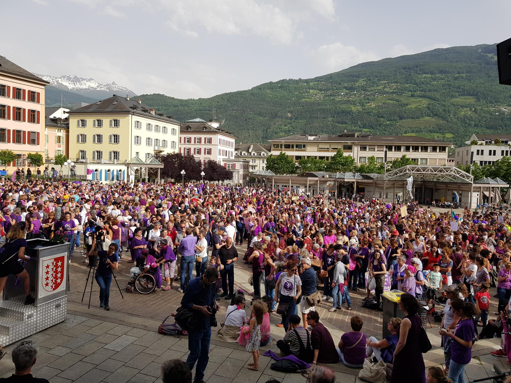 Grève des Femmes: une vague violette a déferlé sur Lausanne et Sion