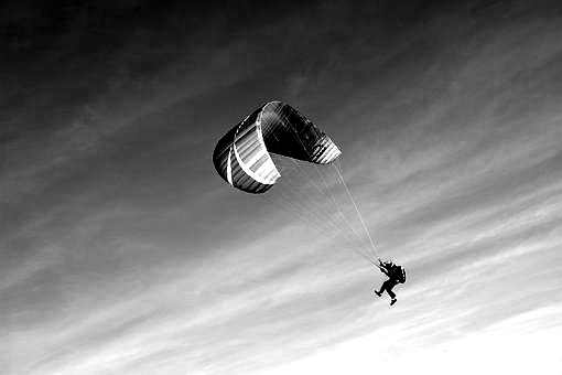 Un parapentiste vaudois finit sa course sur le toit d'une habitation