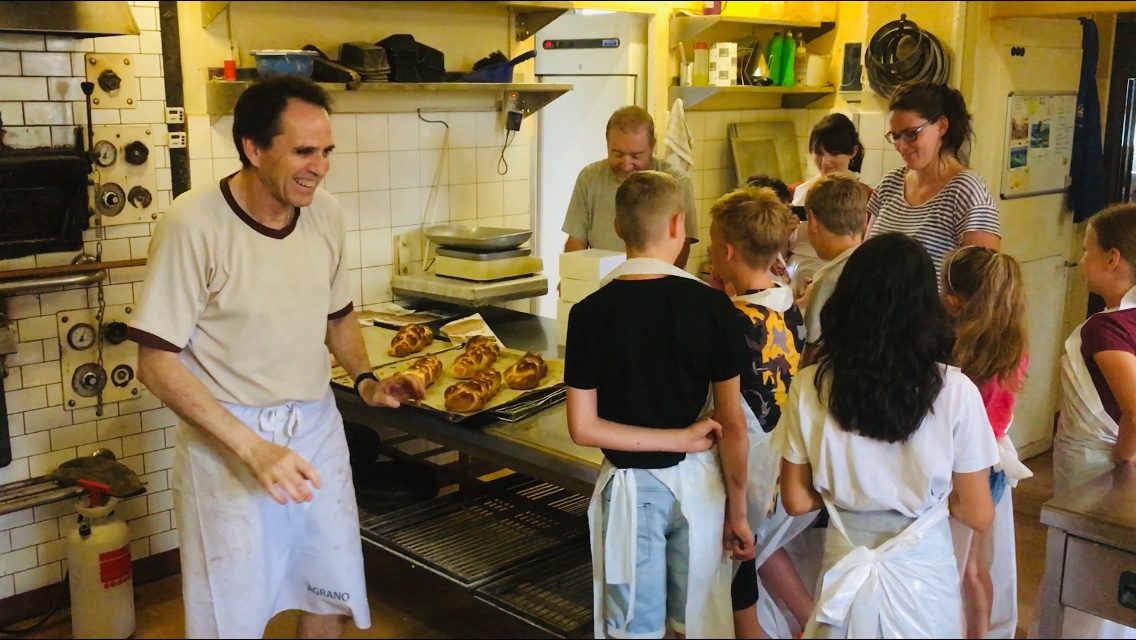 Des petits valaisans ont visité une boulangerie vaudoise