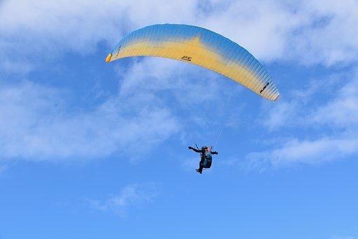 Un parapentiste a atterri en pleine ville de Monthey ce matin