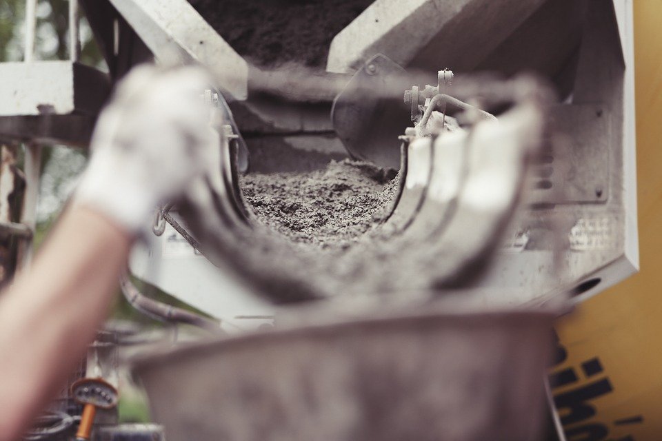 Du ciment s'échappe du chantier du tunnel des Evouettes