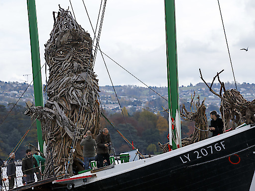 Pas de traîneau, mais une barque pour transporter le Père Noël du marché lausannois Bô Noël