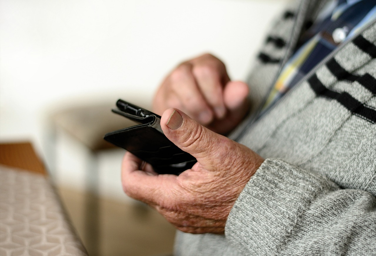 Des escrocs ciblent les seniors vaudois pour leur soutirer de l'argent