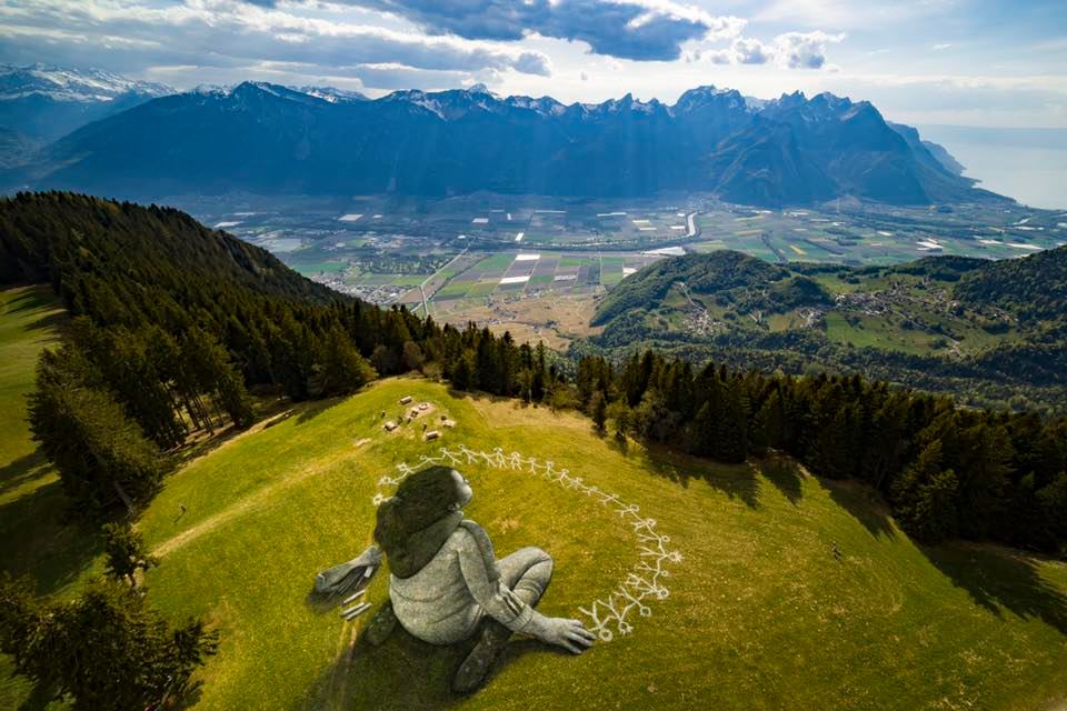 L'artiste Saype évoque l'après crise dans une fresque à Leysin