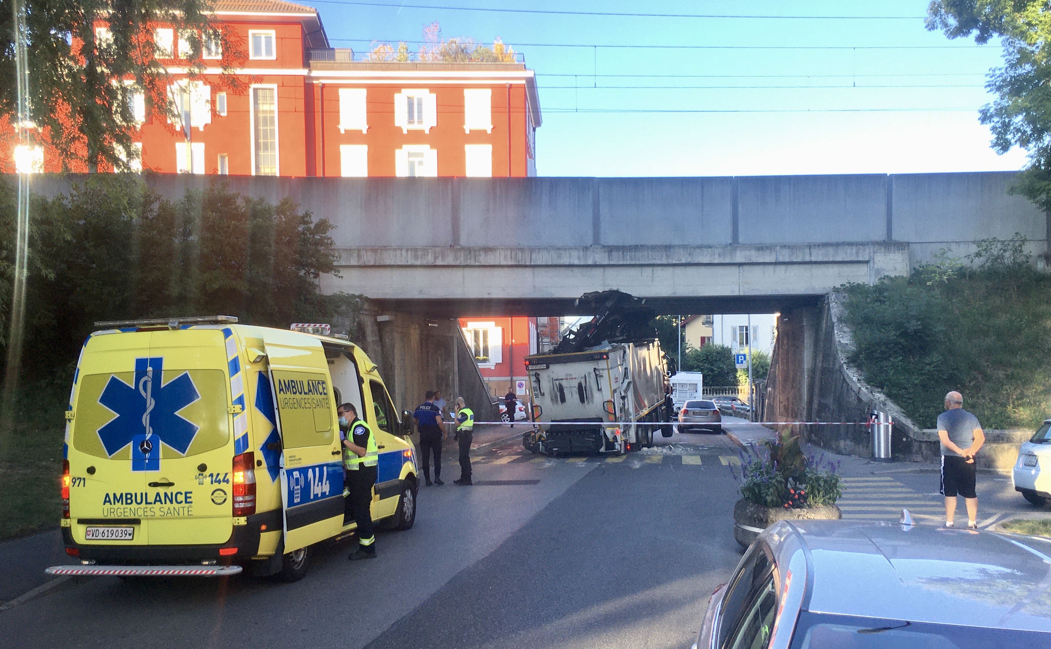 Un camion reste bloqué sous un pont CFF à La Tour-de-Peilz