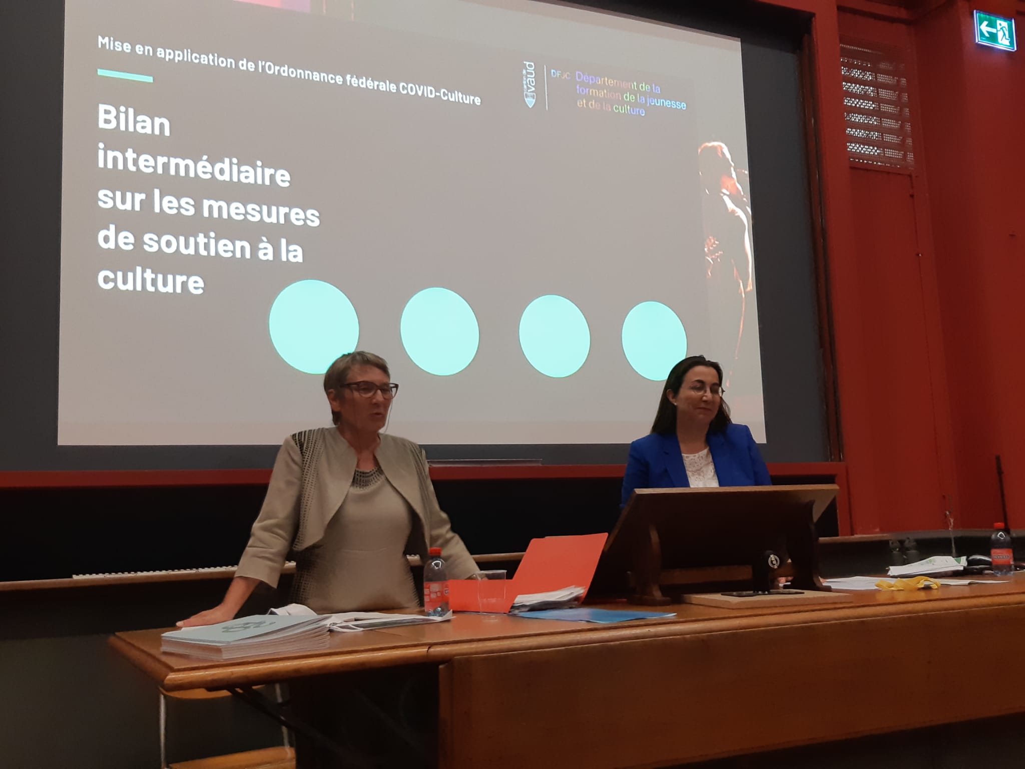 Nicole Minder, cheffe du service des affaires culturelles, et Cesla Amarelle, cheffe du Département de la formation, de la jeunesse et de la culture.