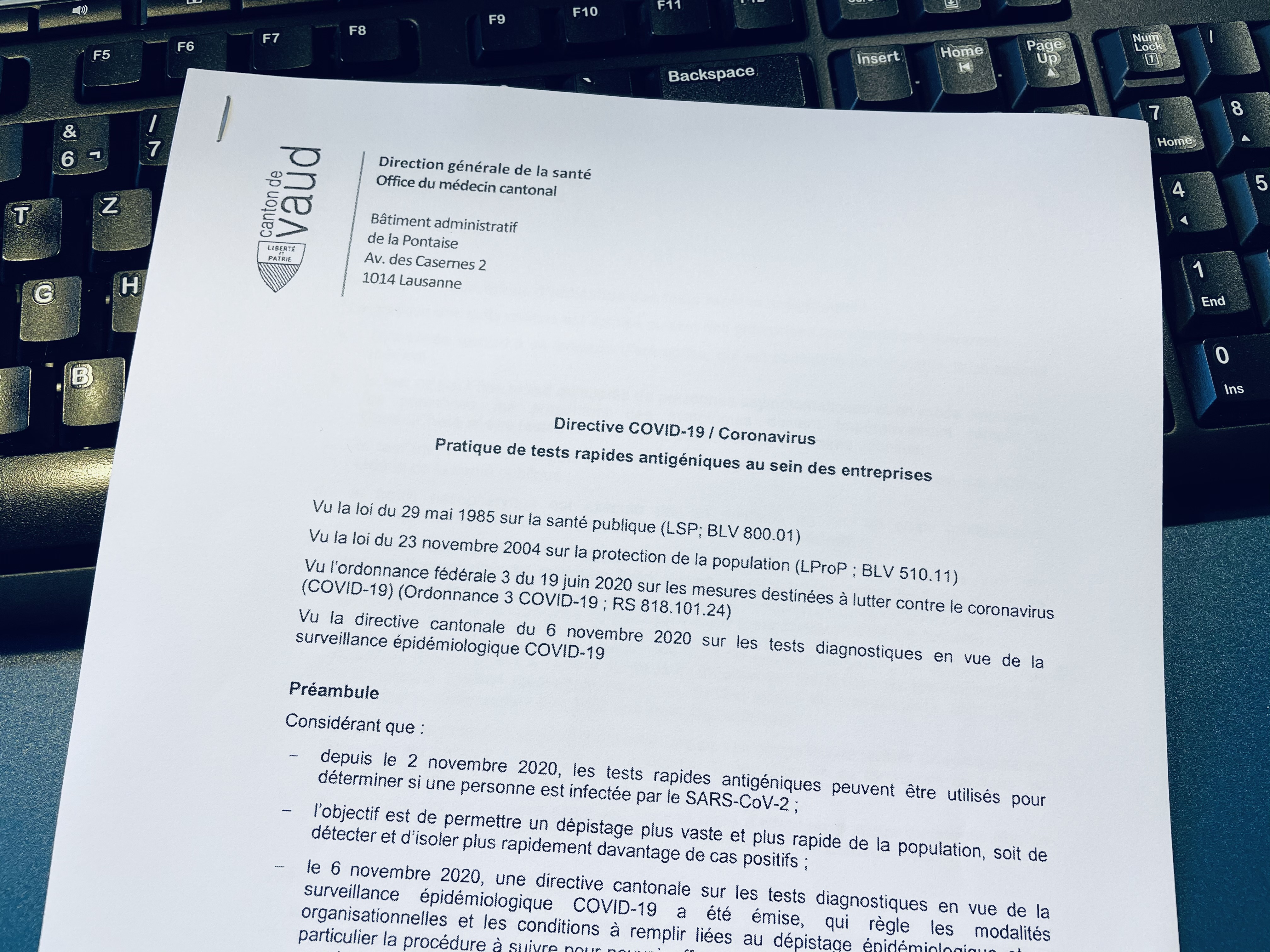 La pratique de tests rapides antigéniques au sein des entreprises suscite des interrogations
