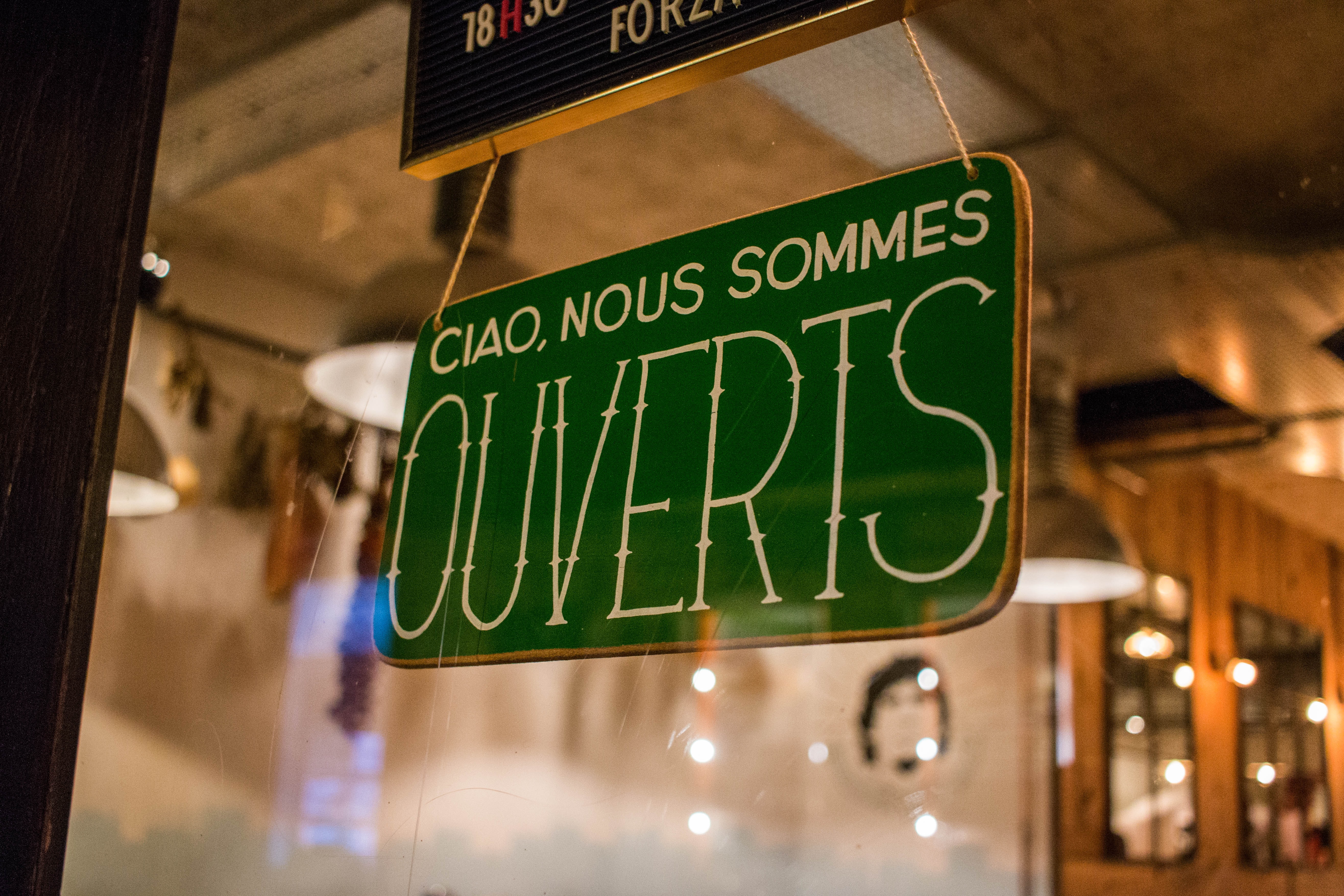 La vie va peu à peu reprendre dans les villes suisses lundi