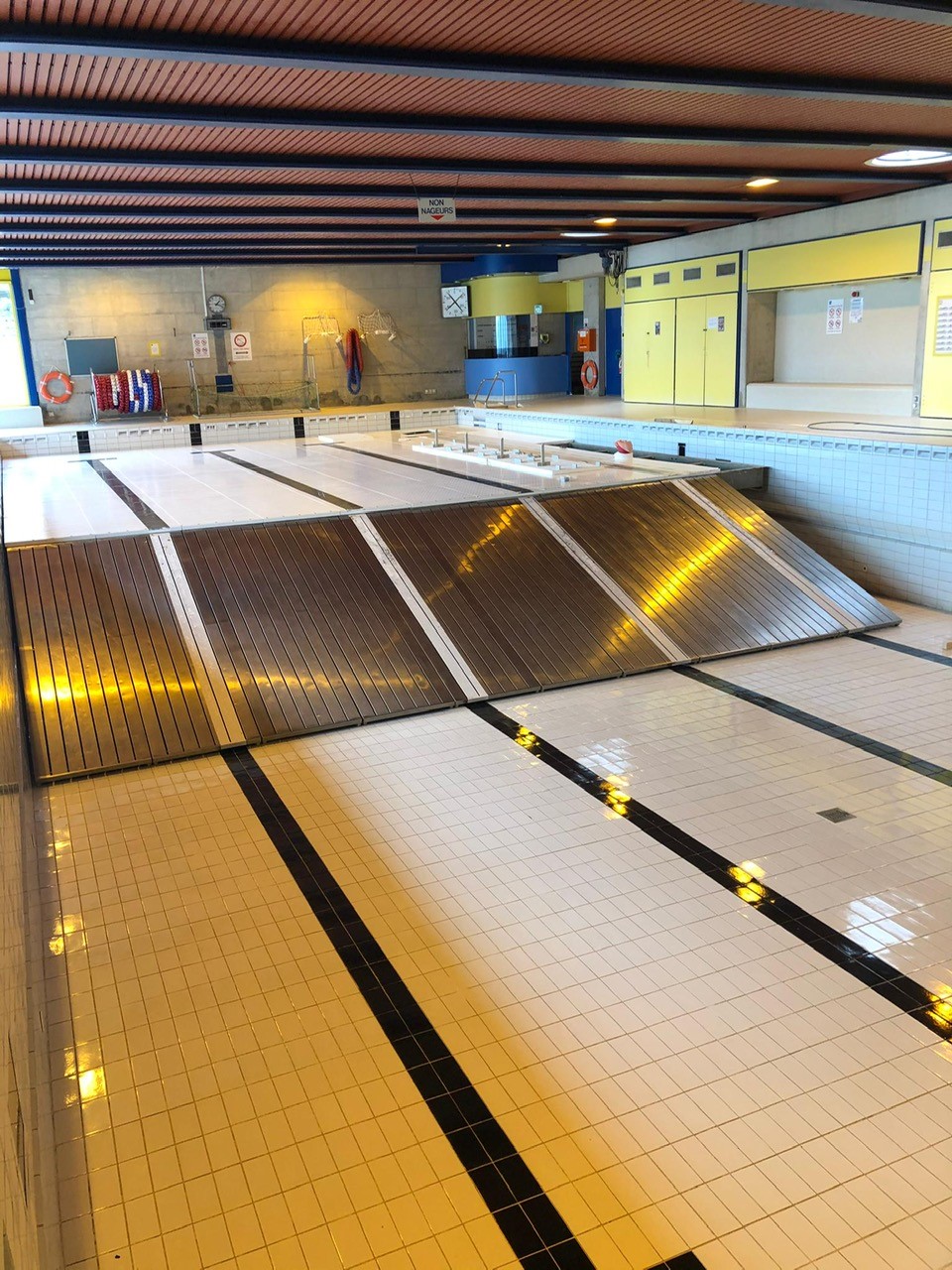 Le bassin intérieur de la piscine de Vevey-Corseaux Plage est fermé