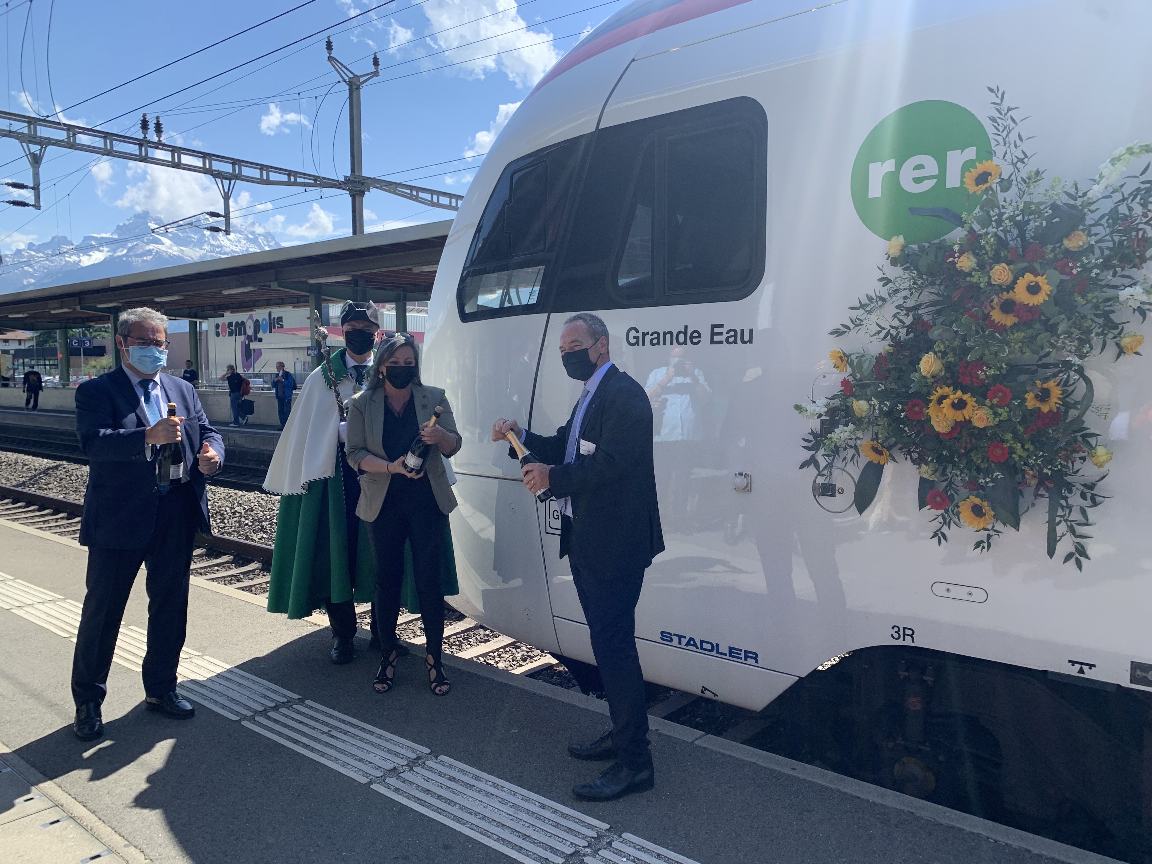 Une nouvelle rame du RER Vaud inaugurée ce matin à Aigle et baptisée "Grand Eau"
