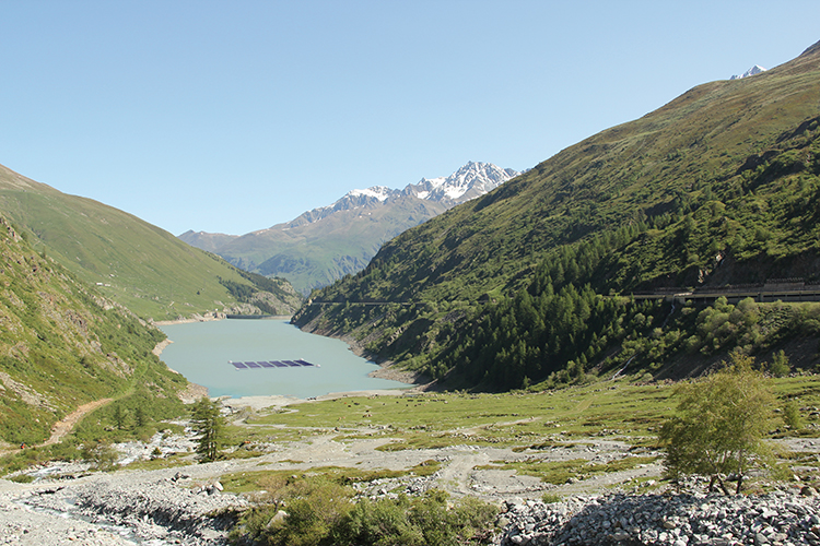 Centrale flottante de Romande Energie au lac des Toules en Valais