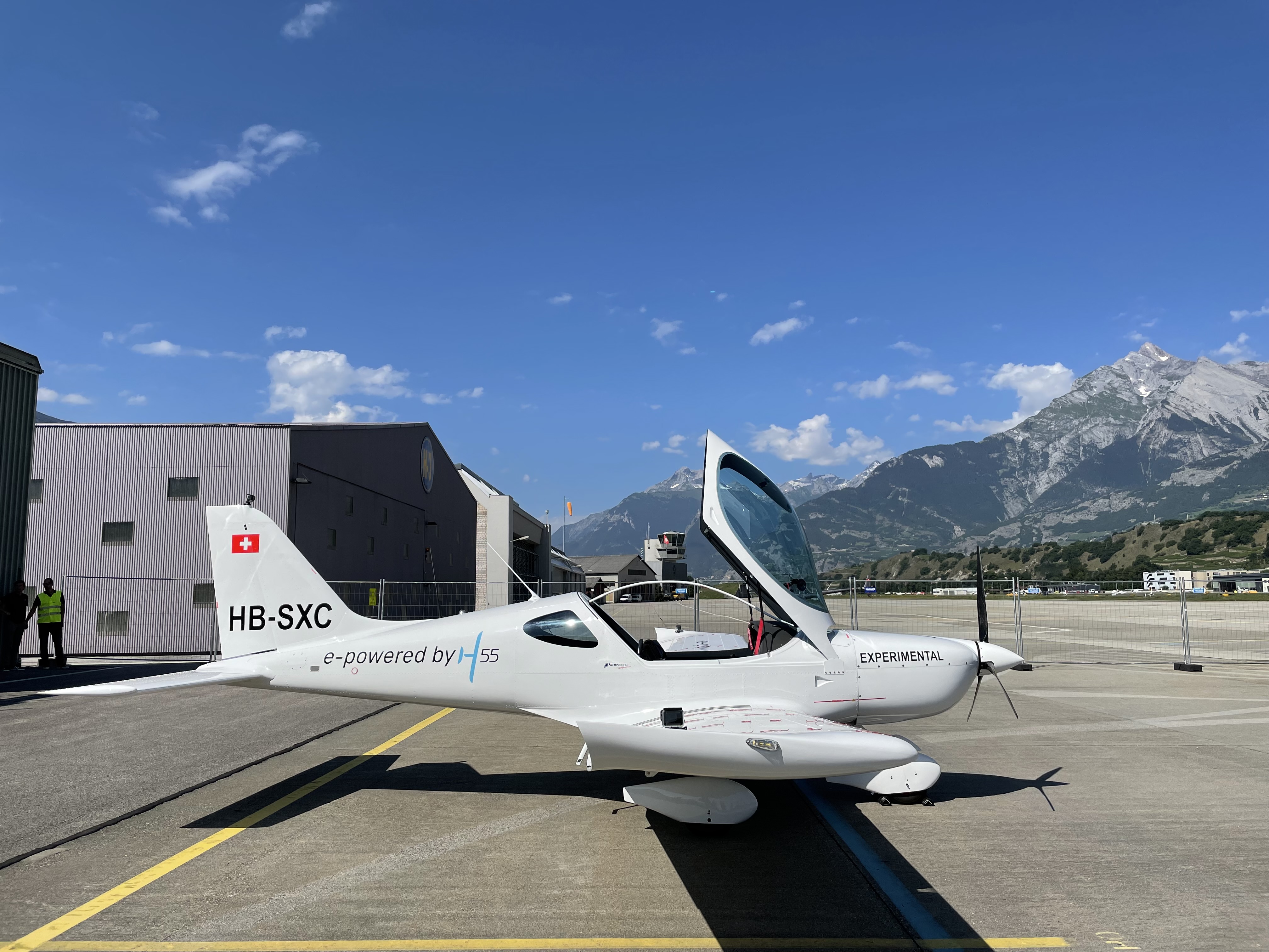 Les deux pilotes de Solar Impulse ensemble à bord d'un avion électrique pour survoler Sion