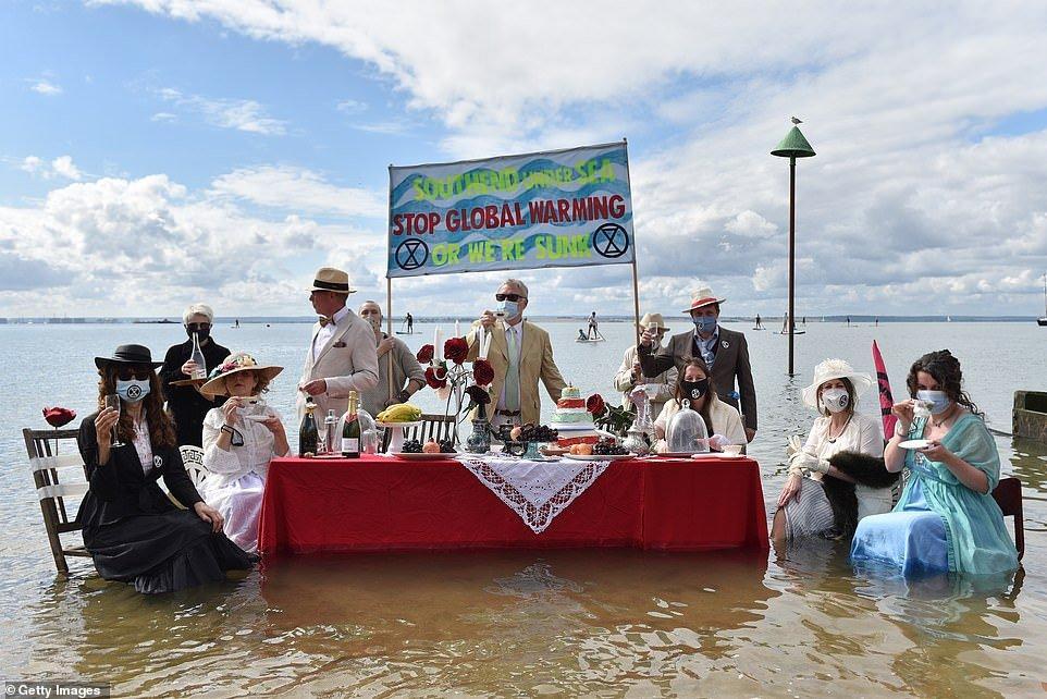 Extinction Rébellion Riviera organise un tableau vivant