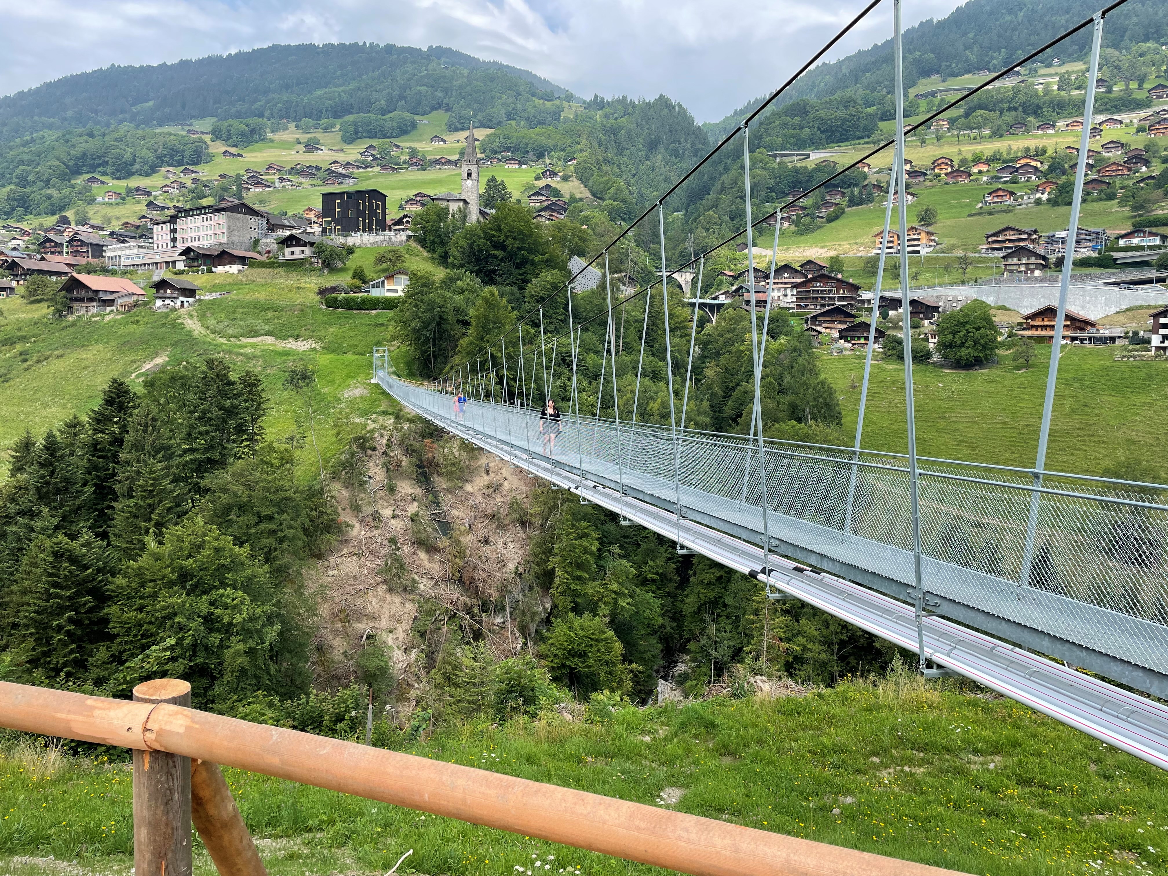 Et voici la 4e plus longue passerelle piétonne du Valais. Elle est à Troistorrents