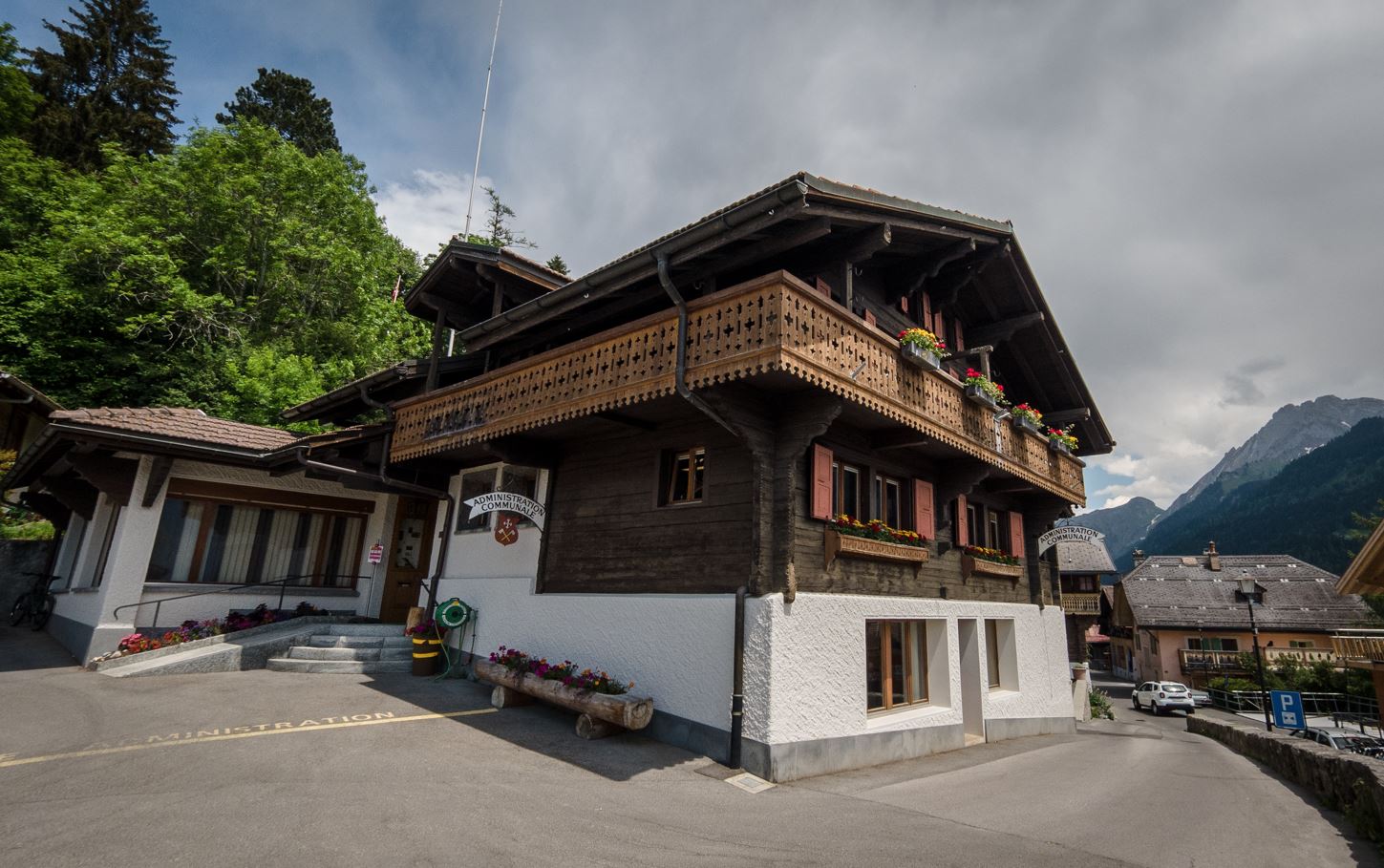 &quot;La malédiction de la Bible d'Olivétan&quot; anime les rues de Gryon