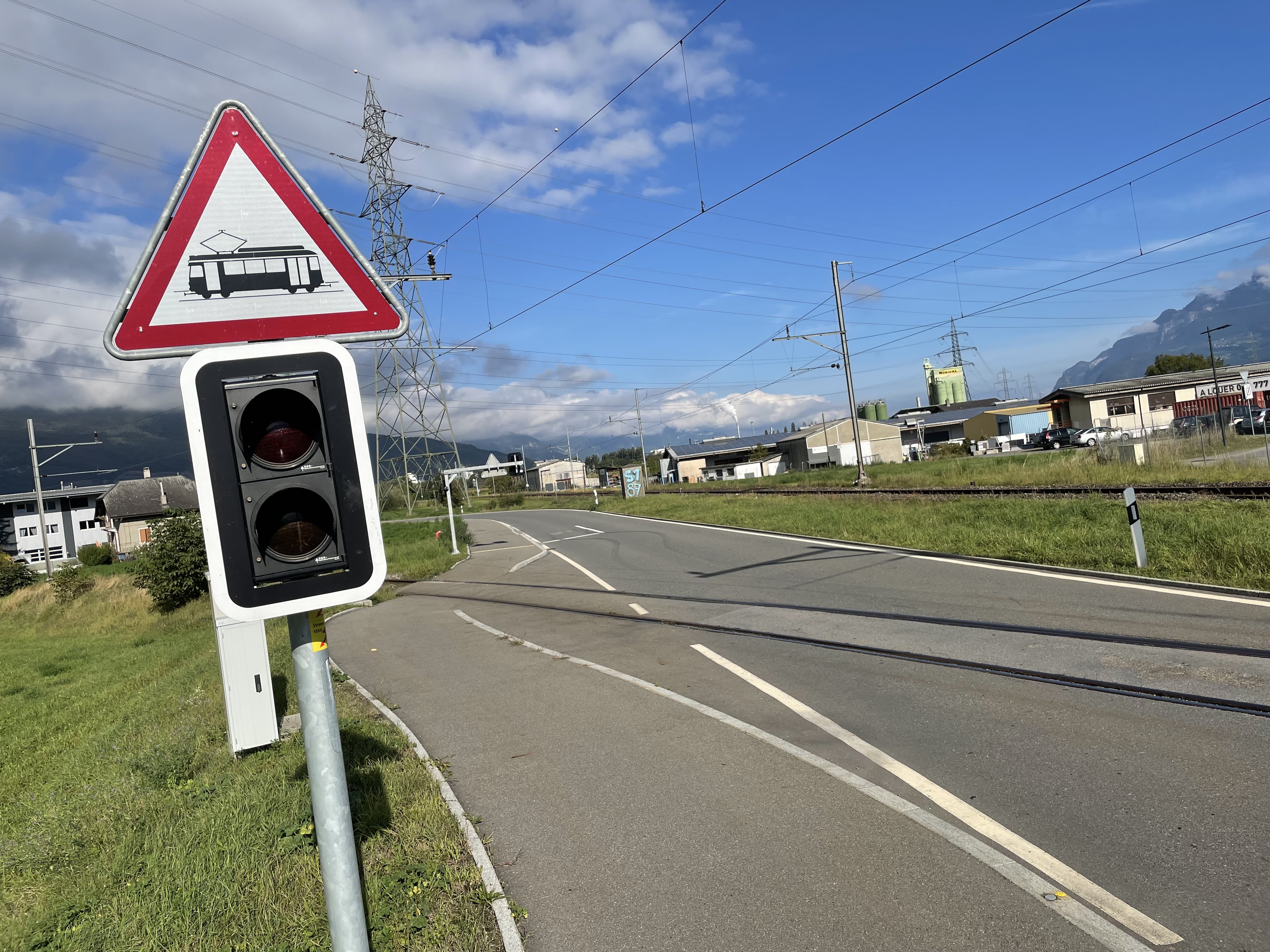 Un carrefour rail/route dangereux pour les cyclistes inquiète des habitants de Massongex
