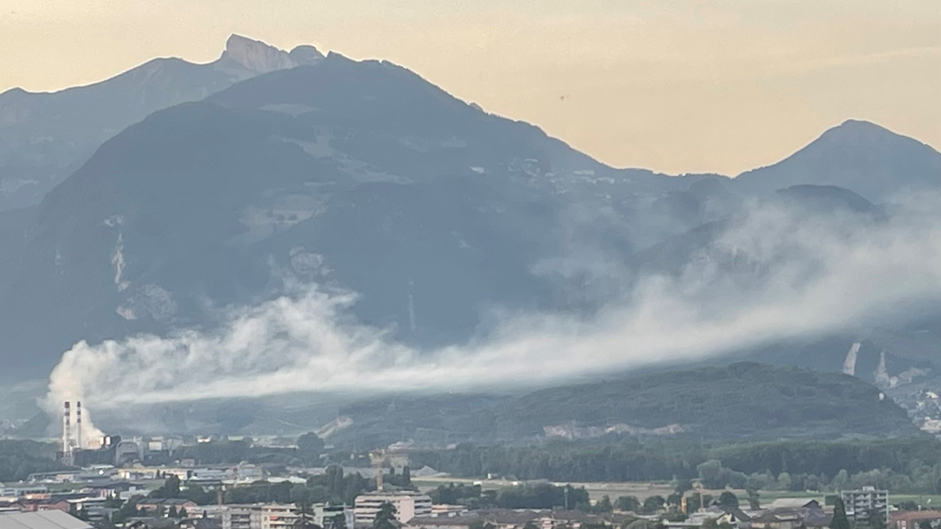 Un incendie s’est déclaré hier peu avant 18 heures à la SATOM, à Monthey