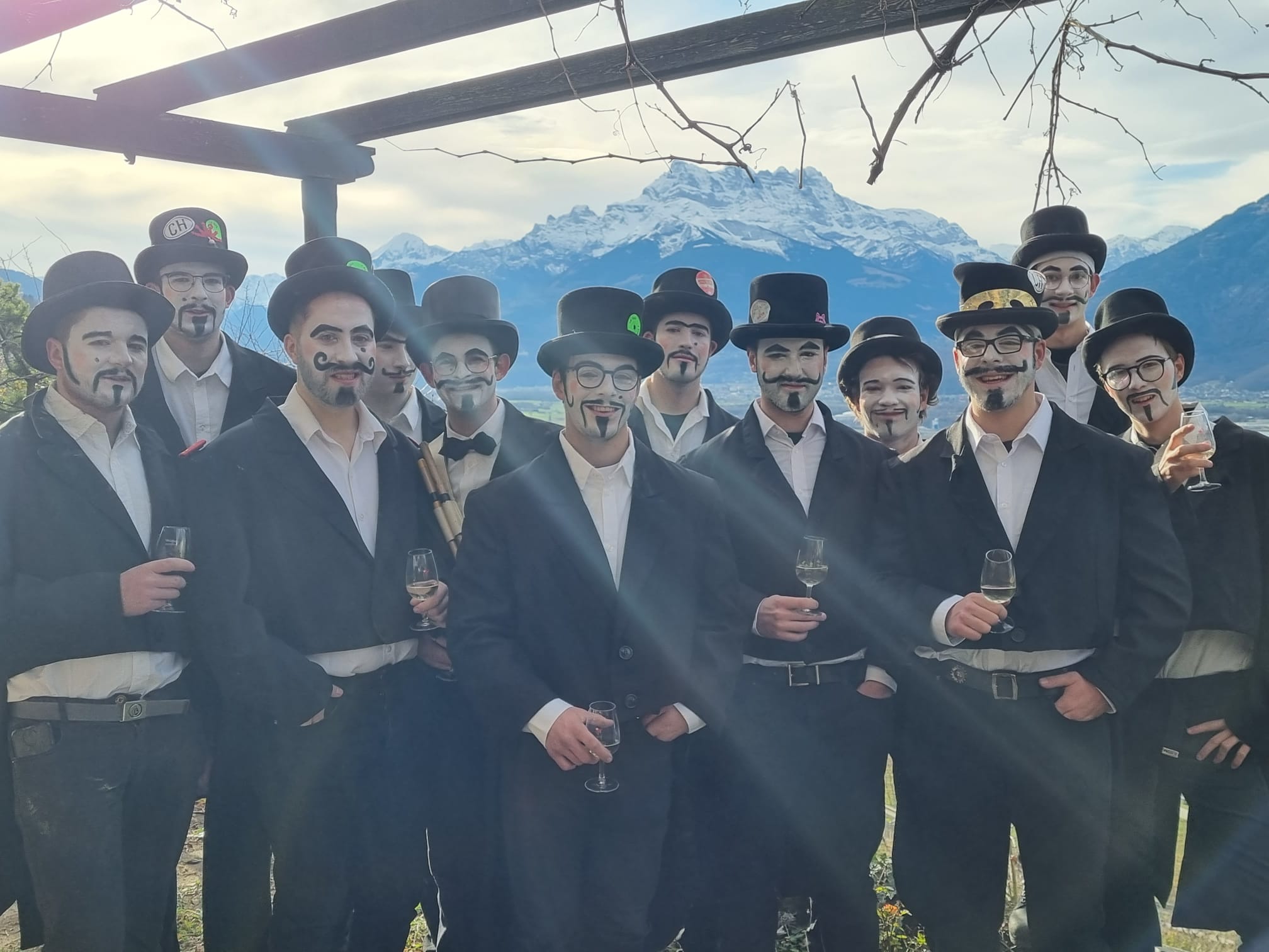 Aigle et Yvorne: les jeunesses, 100% masculines, perpétuent la tradition de la tournée du nouvel an