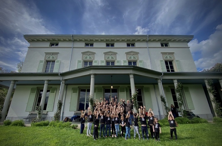 De l'Allier à Corsier-Sur-Vevey, 34 élèves de maternelle marchent dans les pas de Charlot