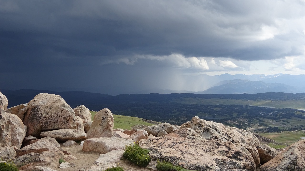Lorsqu'un orage éclate en montagne, il existe plusieurs façons de s'en protéger