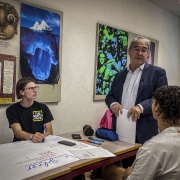 Frédéric Borloz en visite scolaire