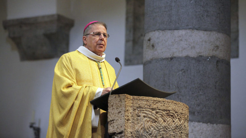Mgr Jean Scarcella suspend sa charge d’abbé de Saint-Maurice