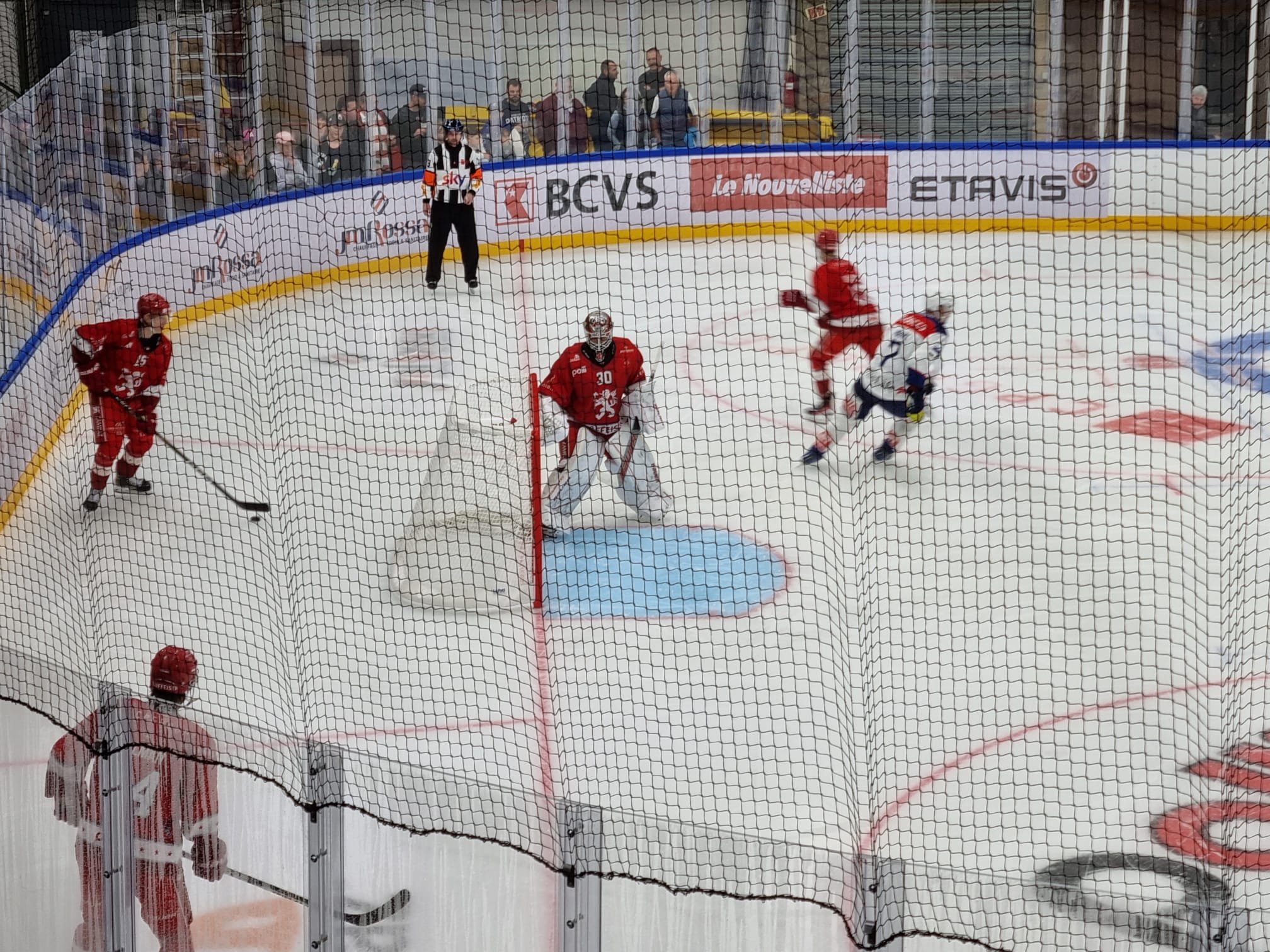 Hockey sur glace: Martigny battu sur le fil pour son 1er match à domicile