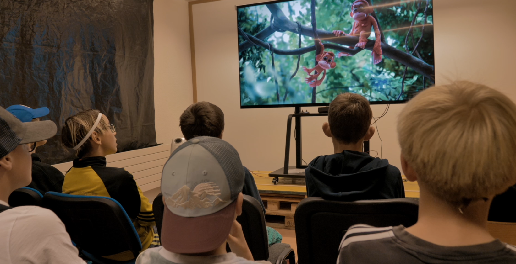 Des écoliers valaisans découvrent les secrets du tournage de Sauvages!