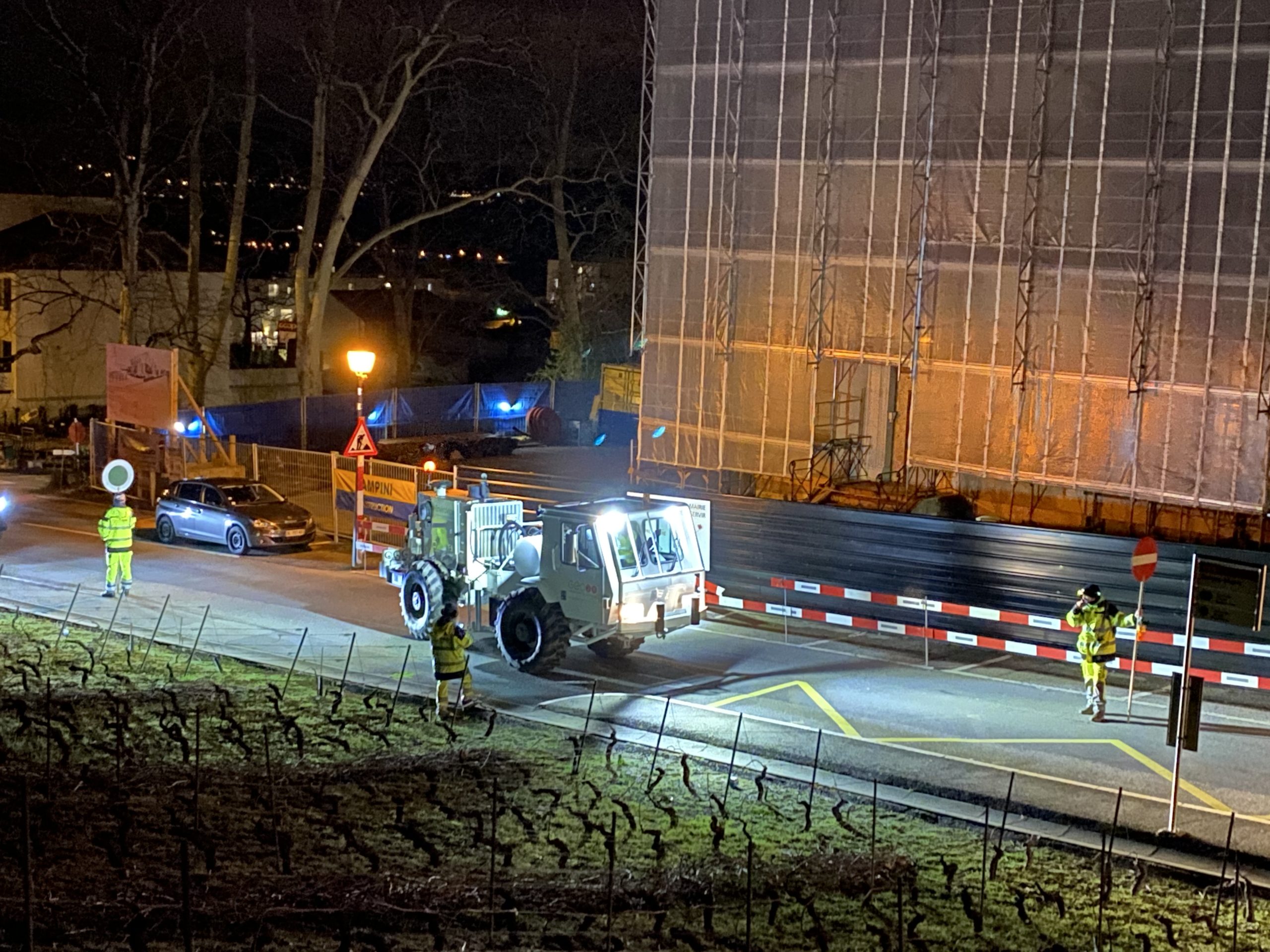 Martigny: des camions vibrants sondent les souterrains de la ville à la quête d'eau chaude