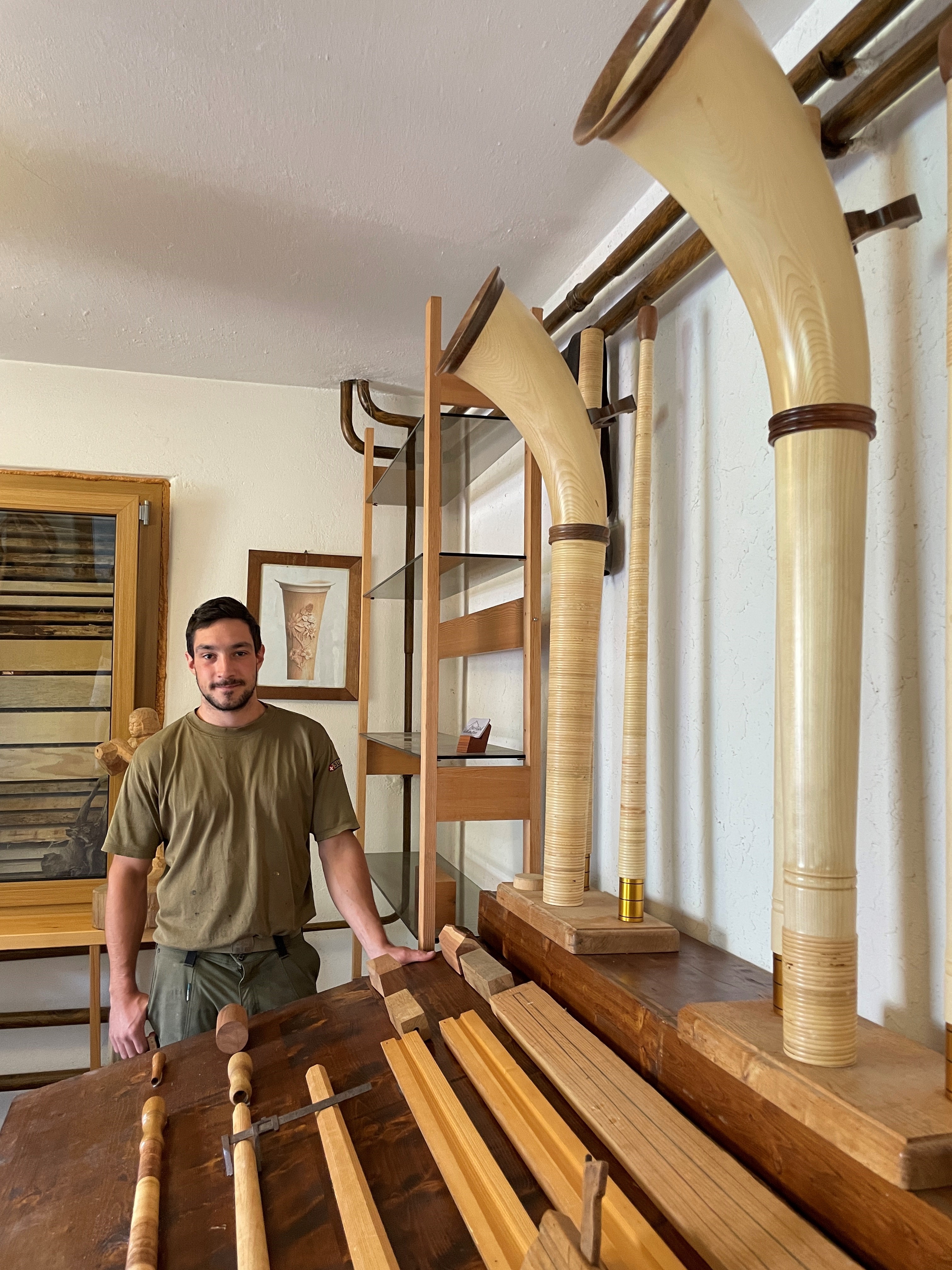 A seulement 30 ans, il est l'un des derniers fabricants de cors des Alpes en Suisse Romande