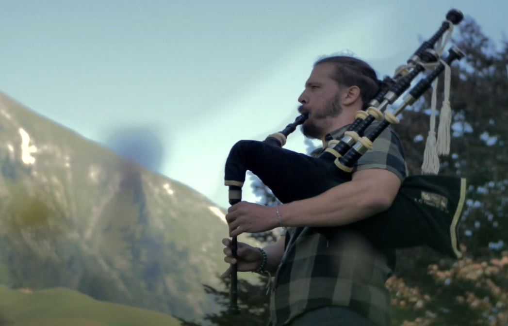 Château d'Oex: la cornemuse de Simon Walther fait vibrer tout un village